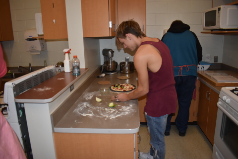 Students prep pizzas