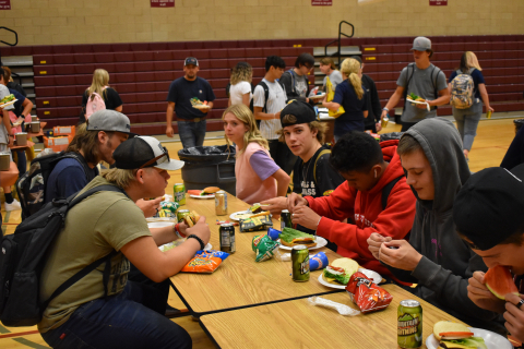 Students enjoy lunch 