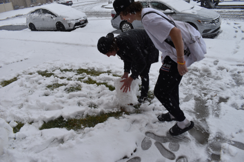 Kambren builds a snowman